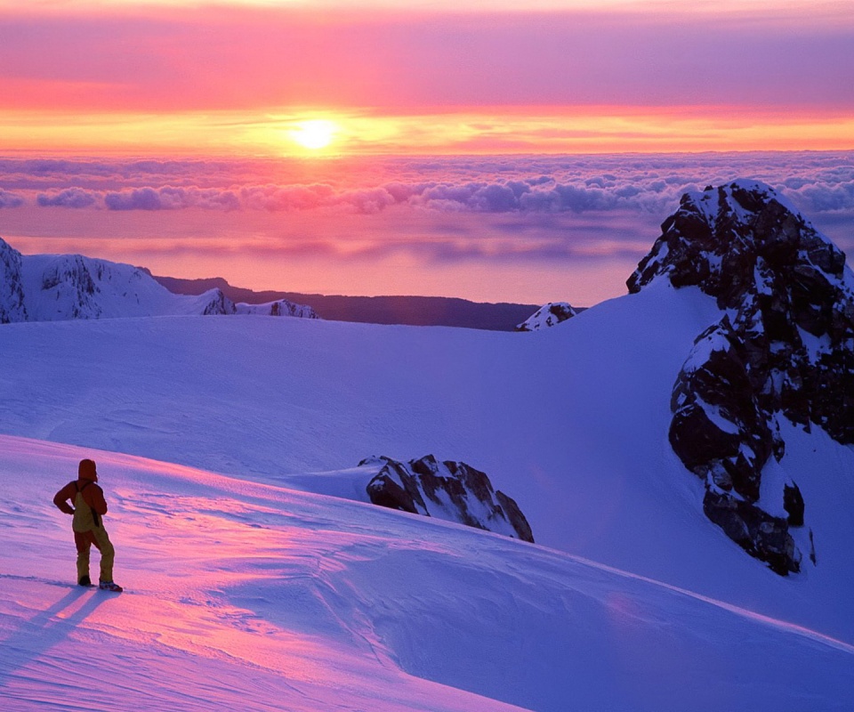 Путешественник в горах обои