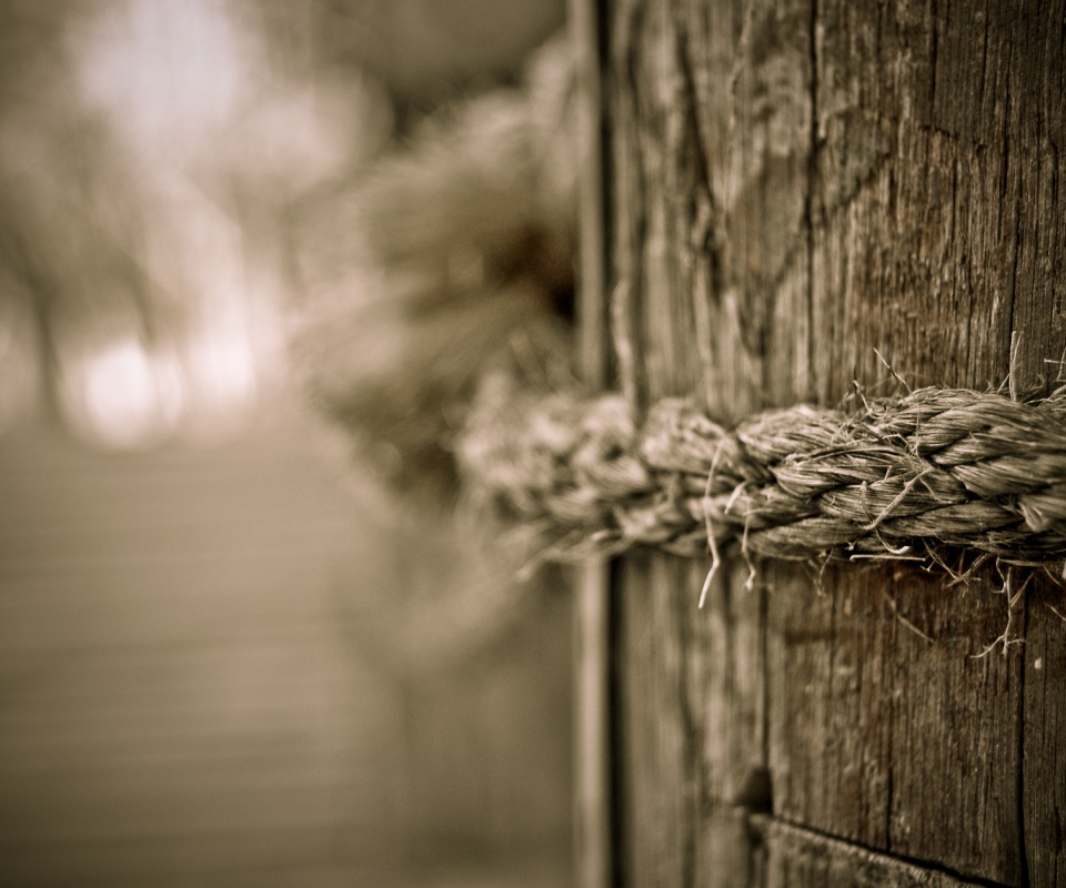 Веревка на деревянном столбе обои
