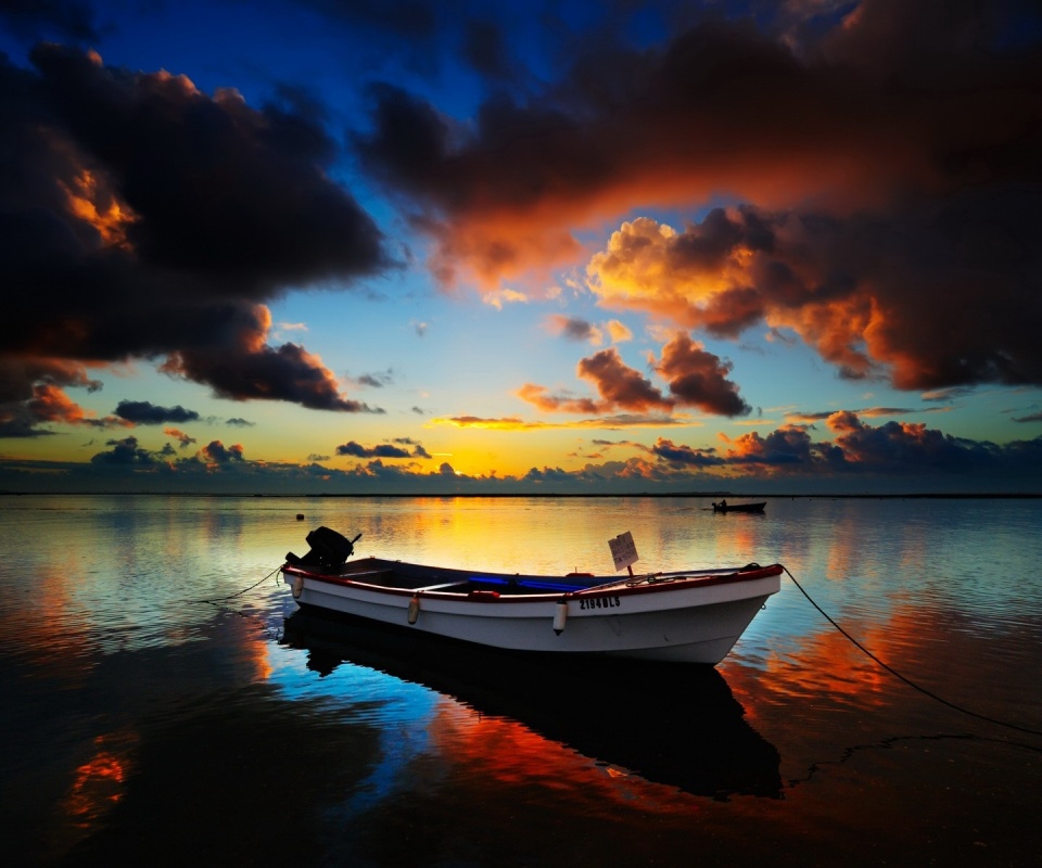 Тучи над озером обои