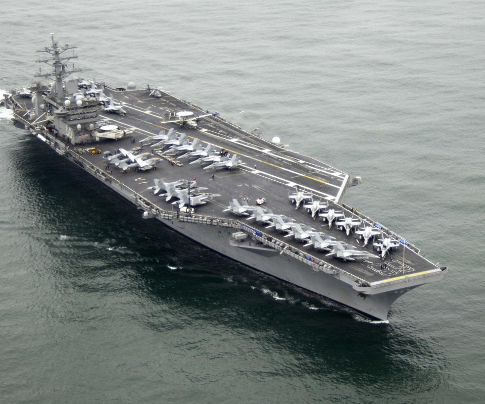 Авианосец в море обои