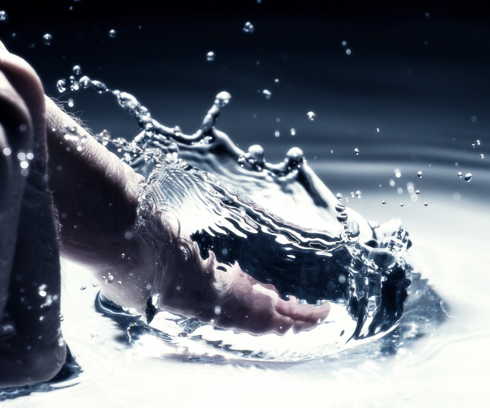 Палец в воде обои