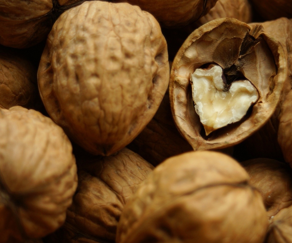 Расколотый орех обои