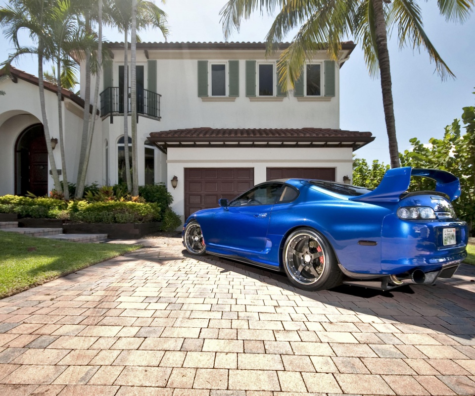 Синее авто у коттеджа обои