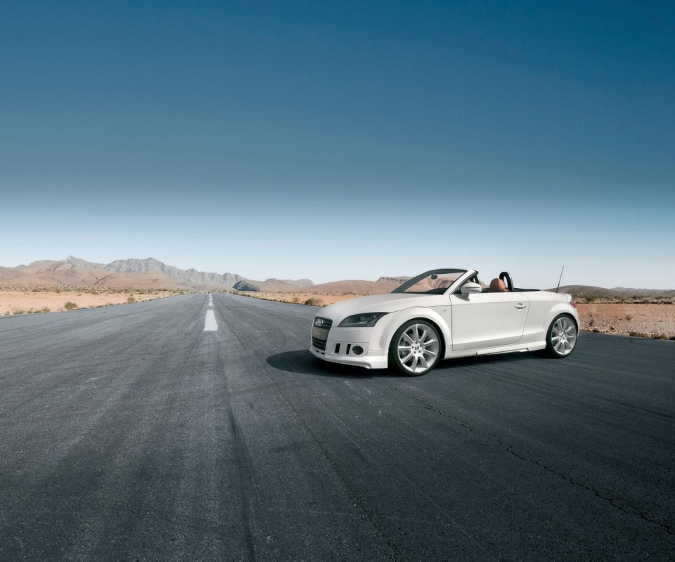 Кабриолет Ауди на пустынной дорге обои