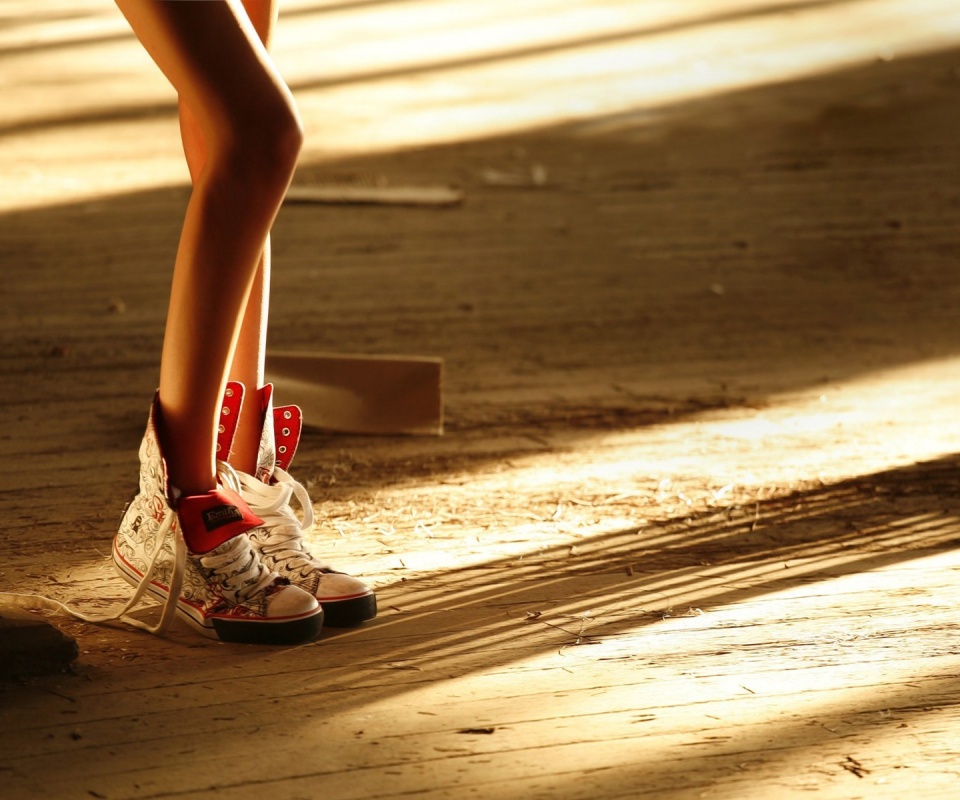 Ножки в кедах обои