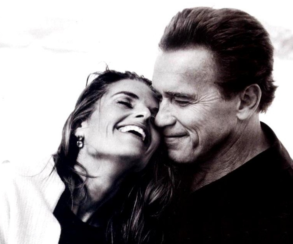 Арнольд Шварцнегер с девушкой обои