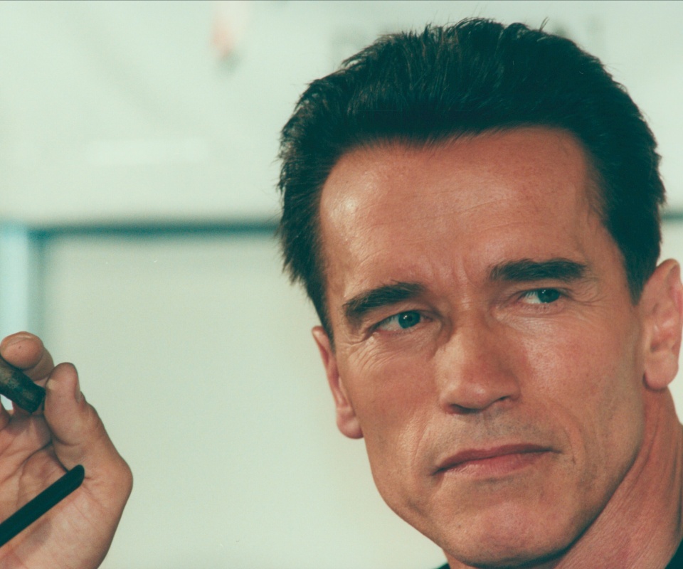 Арнольд Шварцнеггер с сигарой обои