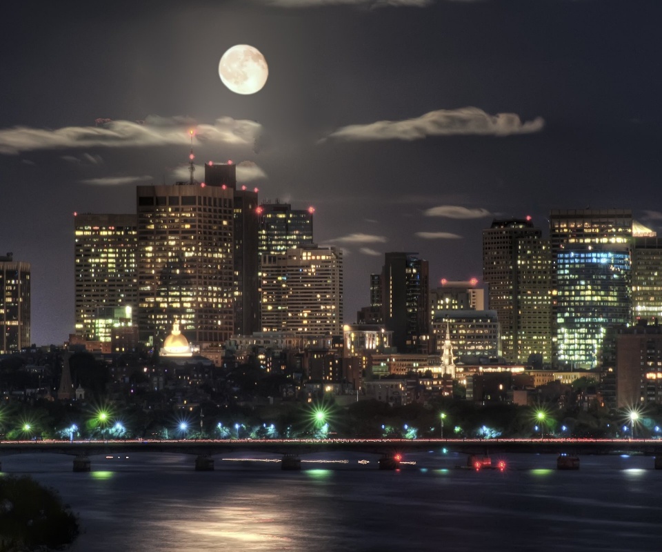 Луна над мегаполисом обои