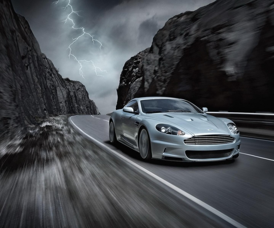 Астон мартин на горной дороге обои