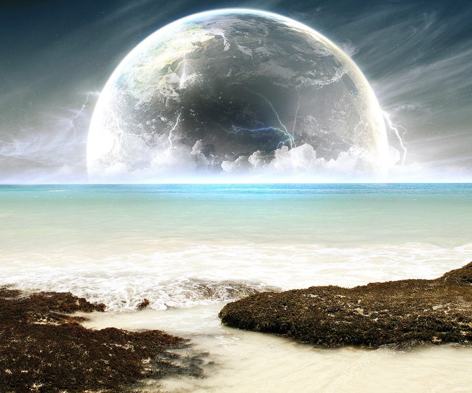 Огромная луна над океаном обои