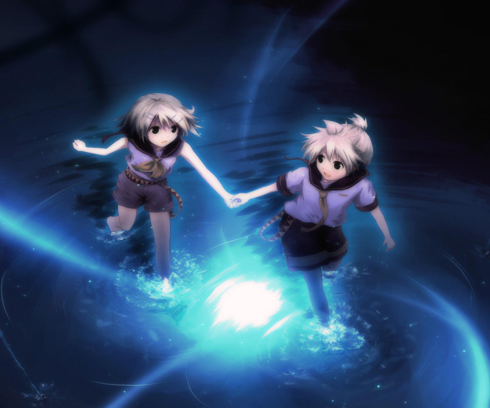 Девочки бегут по воде обои