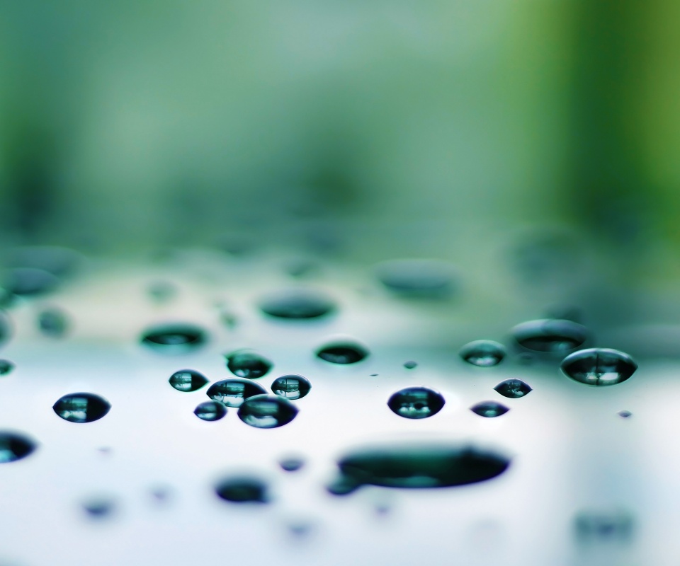 Темные капли на зеркальнйо поверхности обои