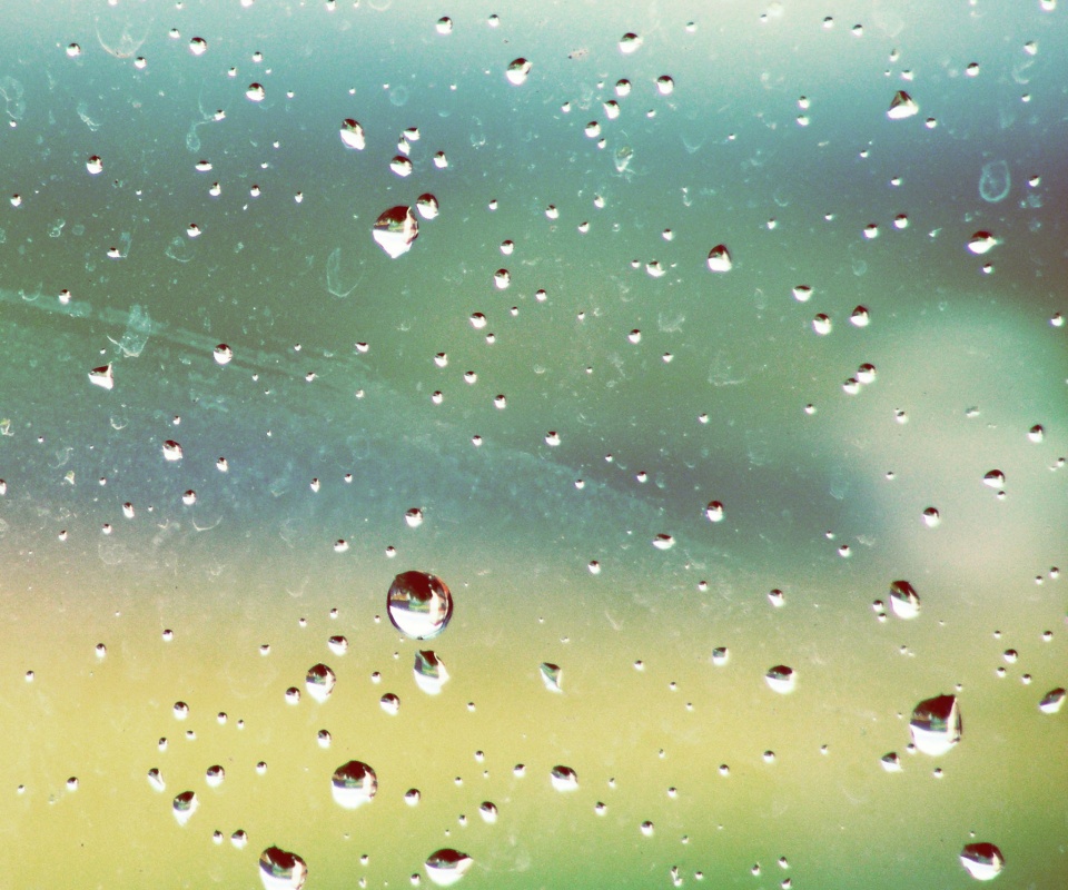 Капли на грязном стекле обои