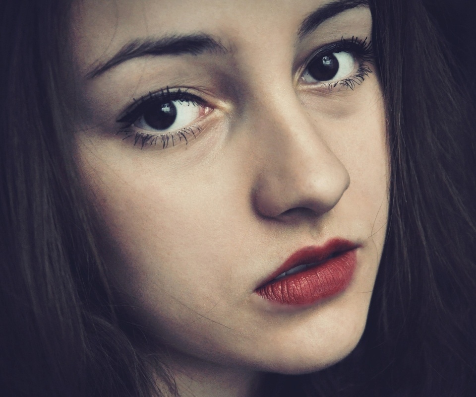 Брюнетка с ярким макияжем и печальным лицом обои