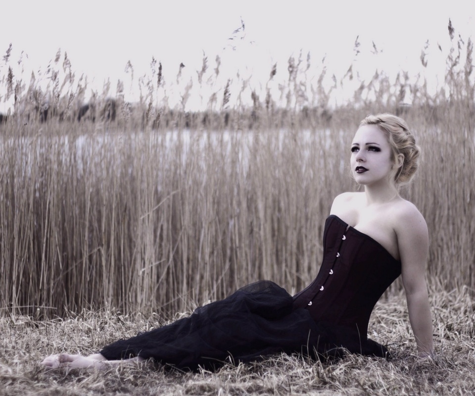 Девушка на траве в черном корсете обои