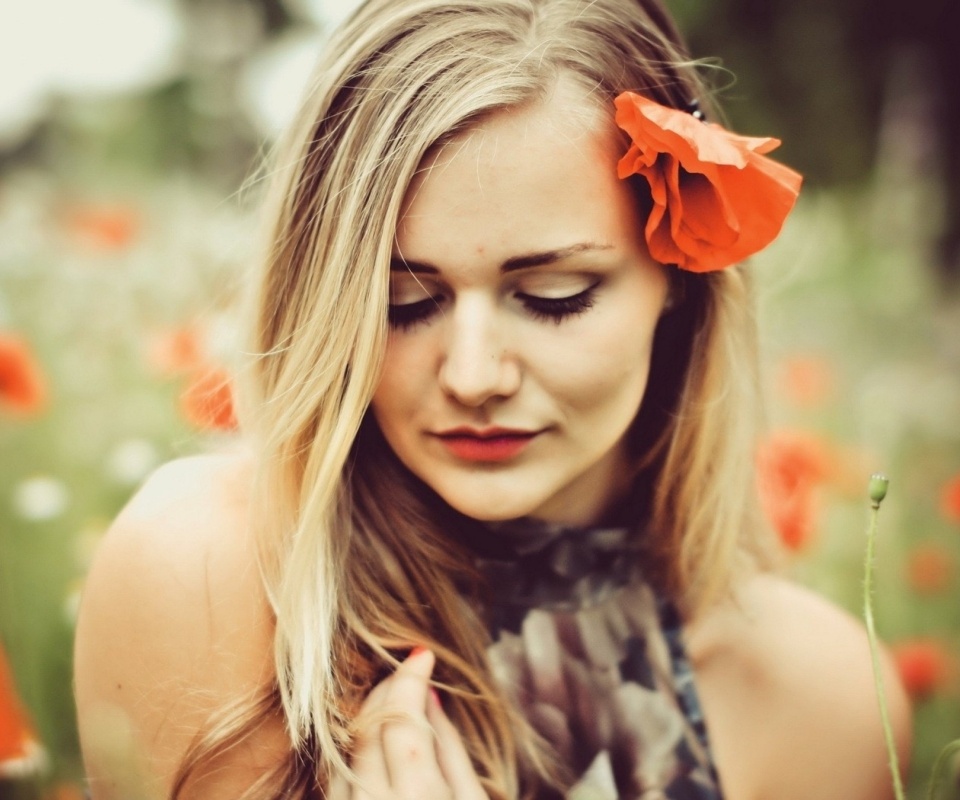 Блондинка в маках обои