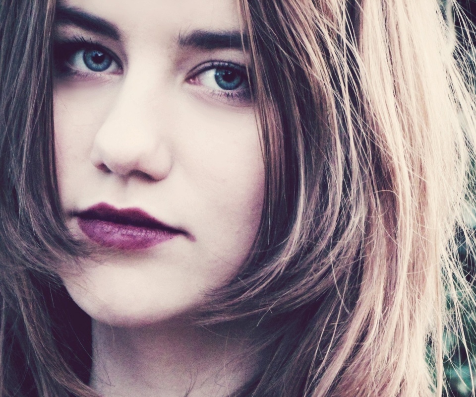 Взгляд голубоглазой девушки обои