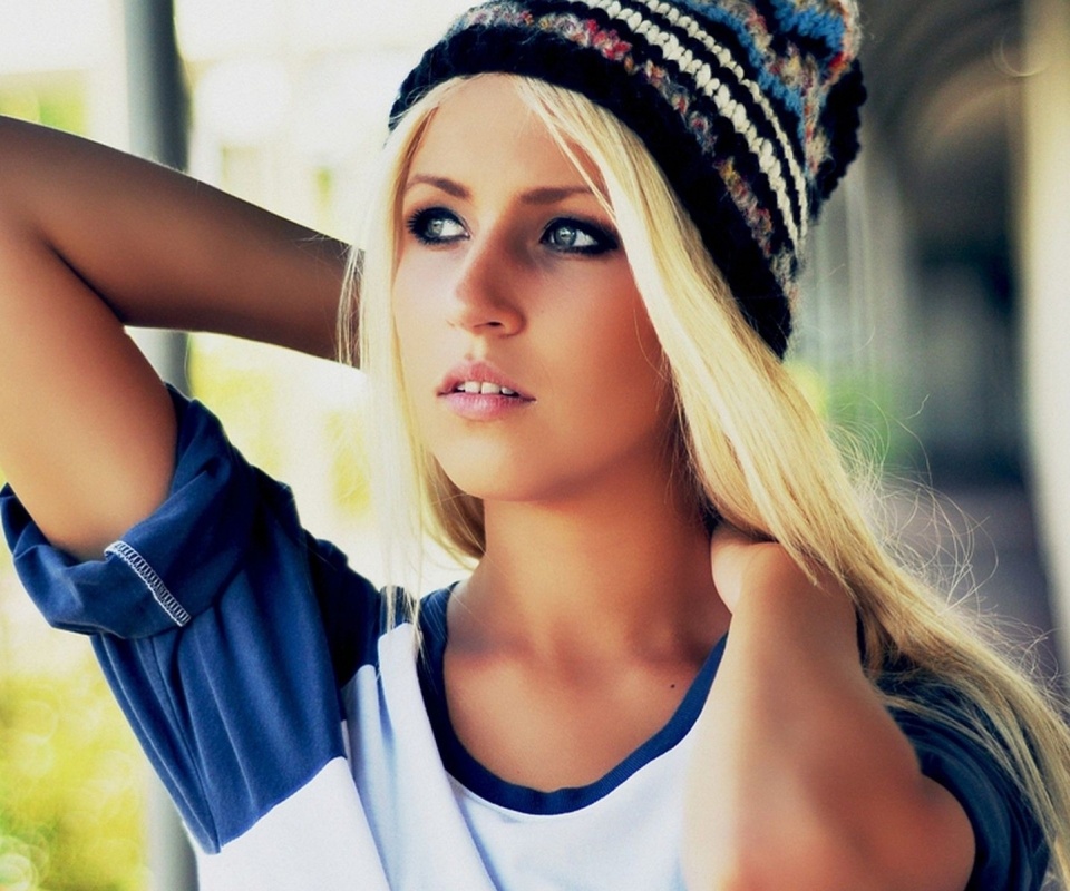 Блондинка в вязанной шапке обои