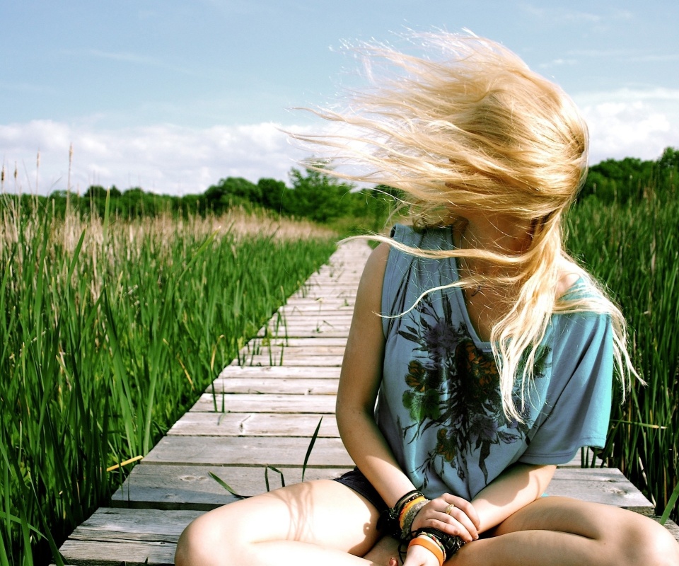 Девушка и ветер обои