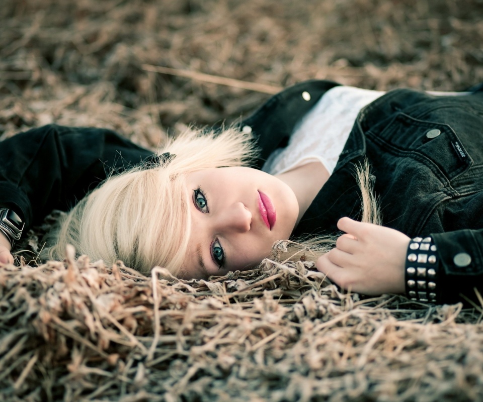 Блондинка лежащая на траве обои