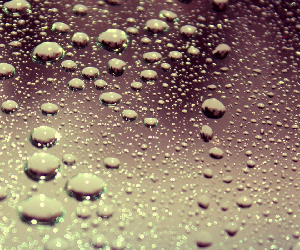 Капли воды на поверхности стекла обои