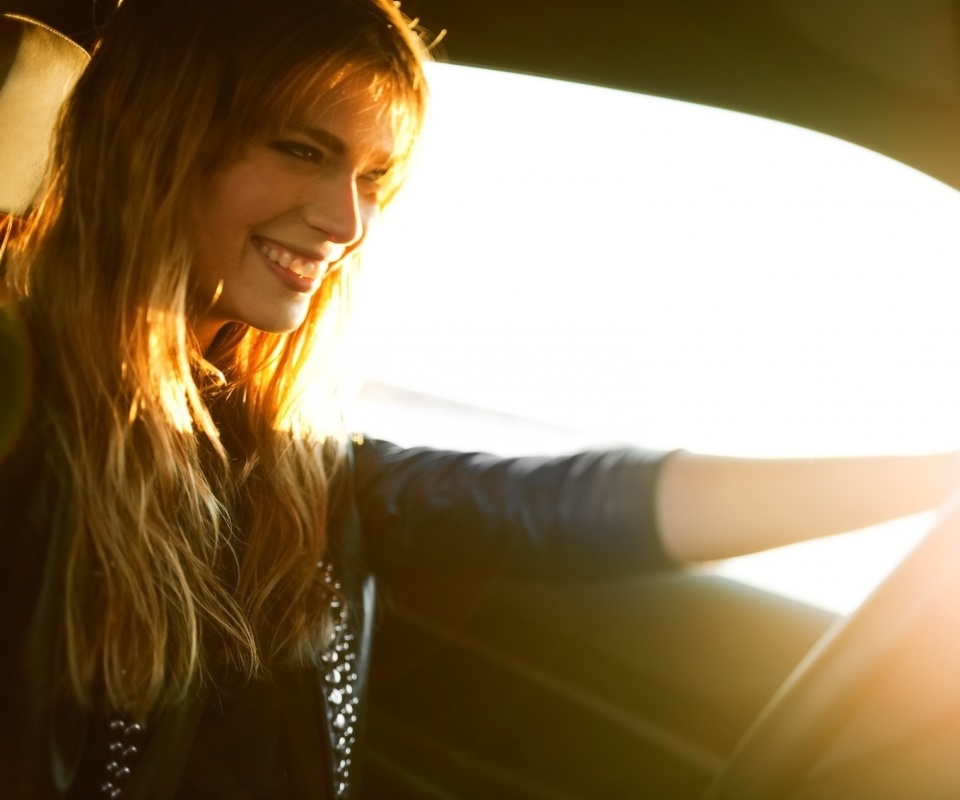 Девушка за рулем автомобиля обои