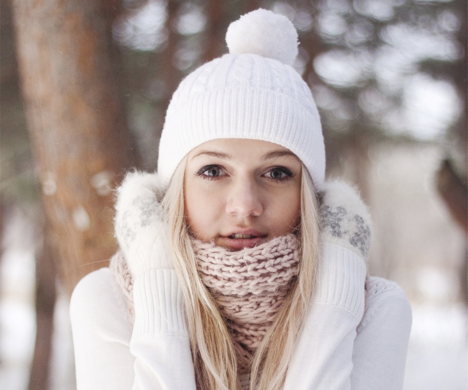 Девушка в белом в снежном лесу обои