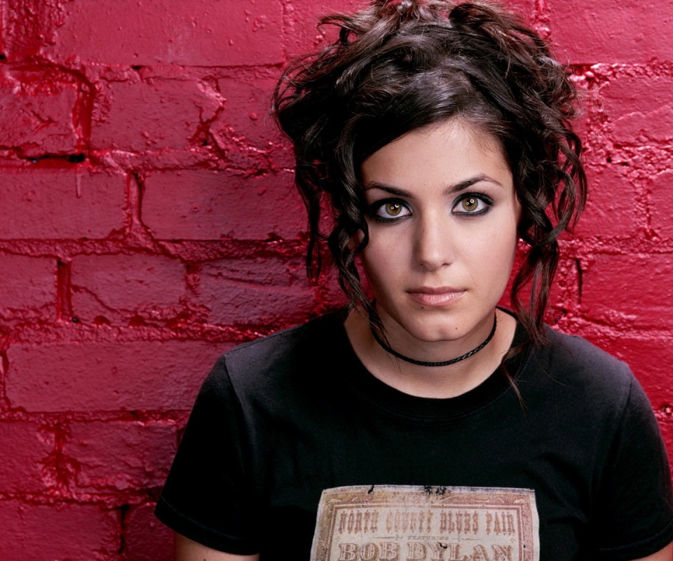 Подросток на фоне розовой кирпичной стены обои