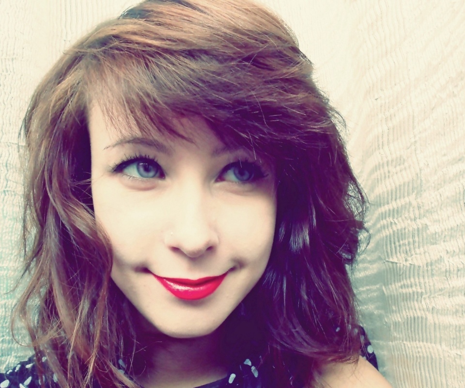 Харизматичная брюнетка обои