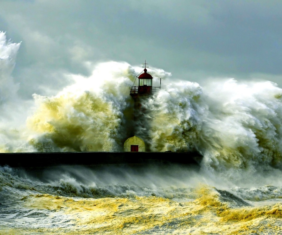 Маяк в шторм обои