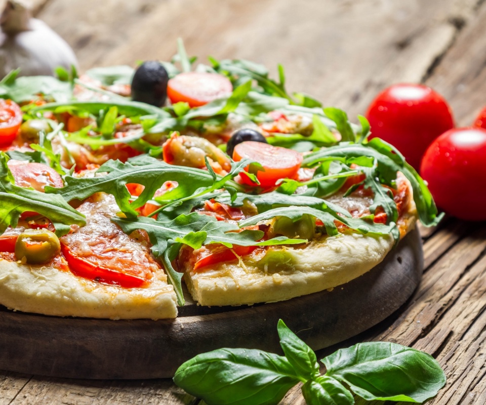 Свежая пицца с рукколой обои