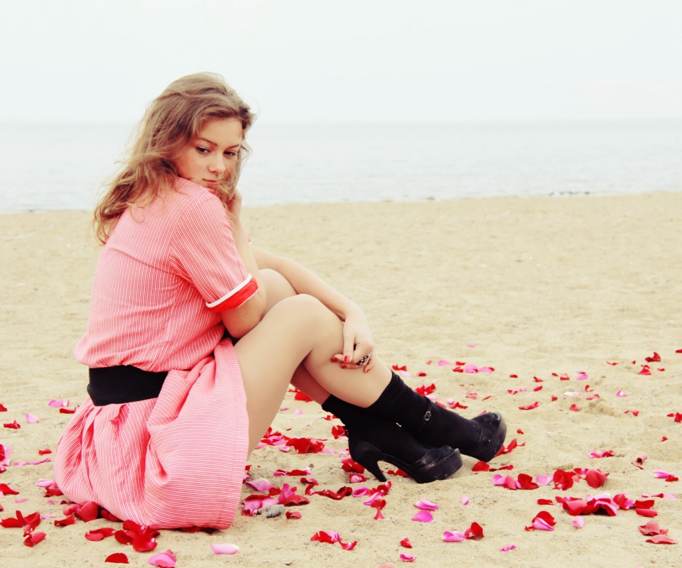 Девушка среди лепестков на пляже обои