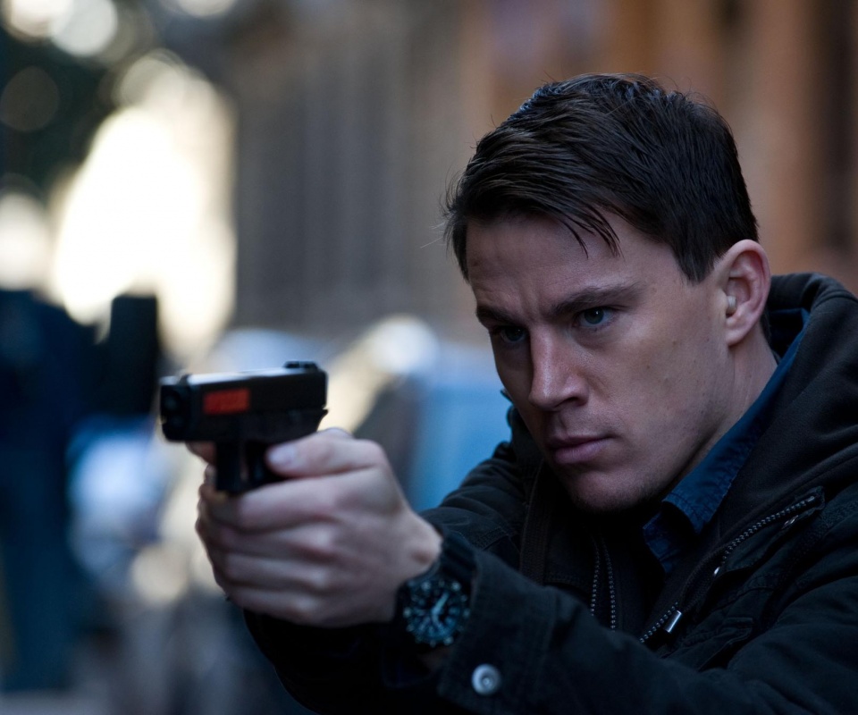 Ченнинг Татум с пистолетом обои