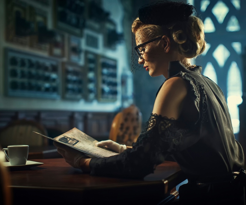 Витажная девушка в кафе обои