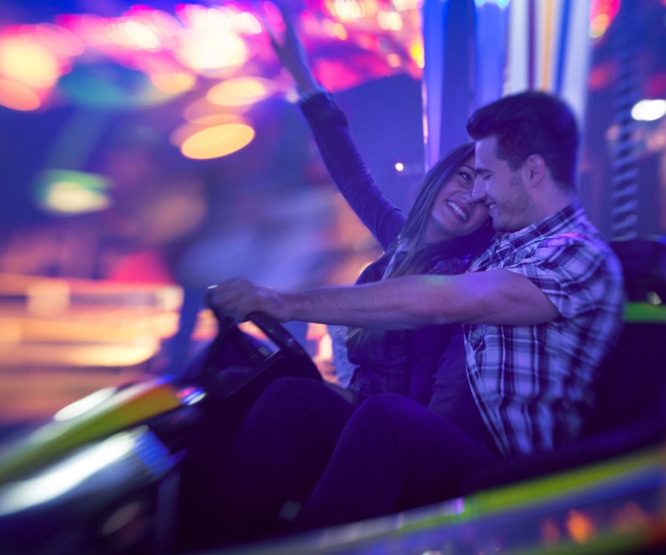 Счастливая пара на аттракционах обои
