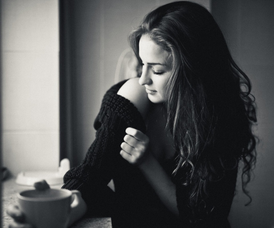 Обнаженное плечо и чашка кофе обои