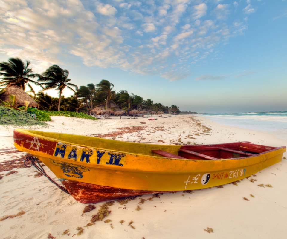 Лодка на берегу моря MARY IV обои