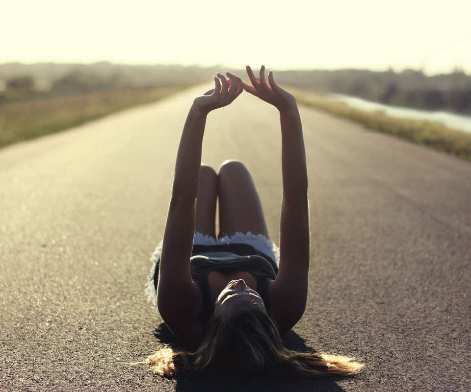 Девушка на асфальте обои