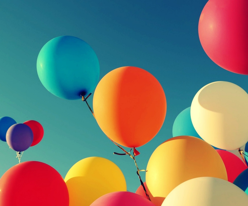 Разноцветные воздушные шарики обои