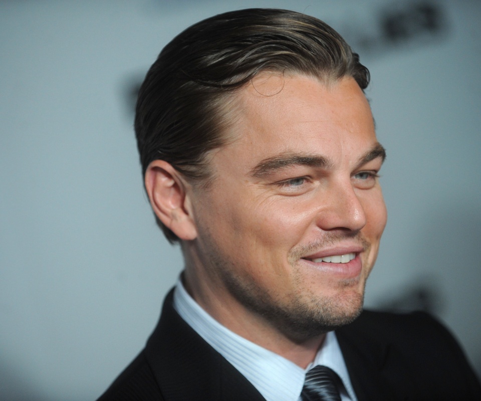 Леонардо Дикаприо в костюме обои