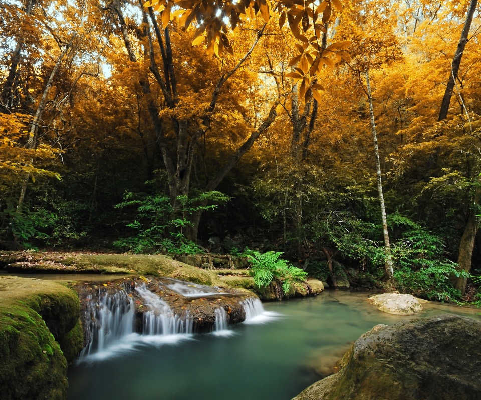 Водопадик в осеннем лесу обои