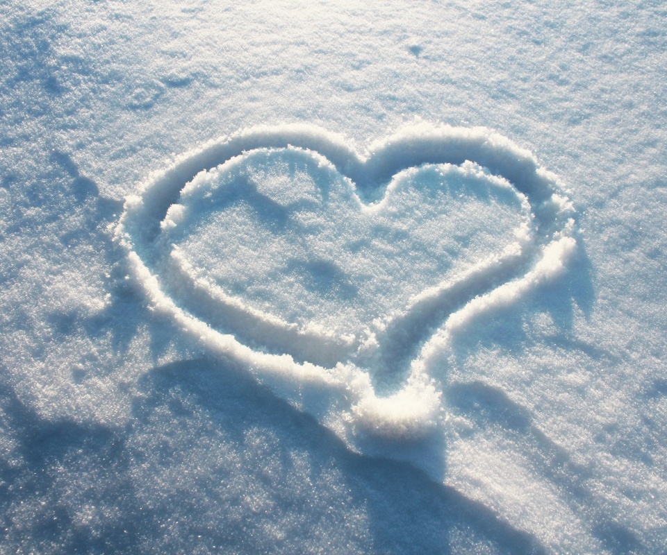 Сердечко на снегу обои