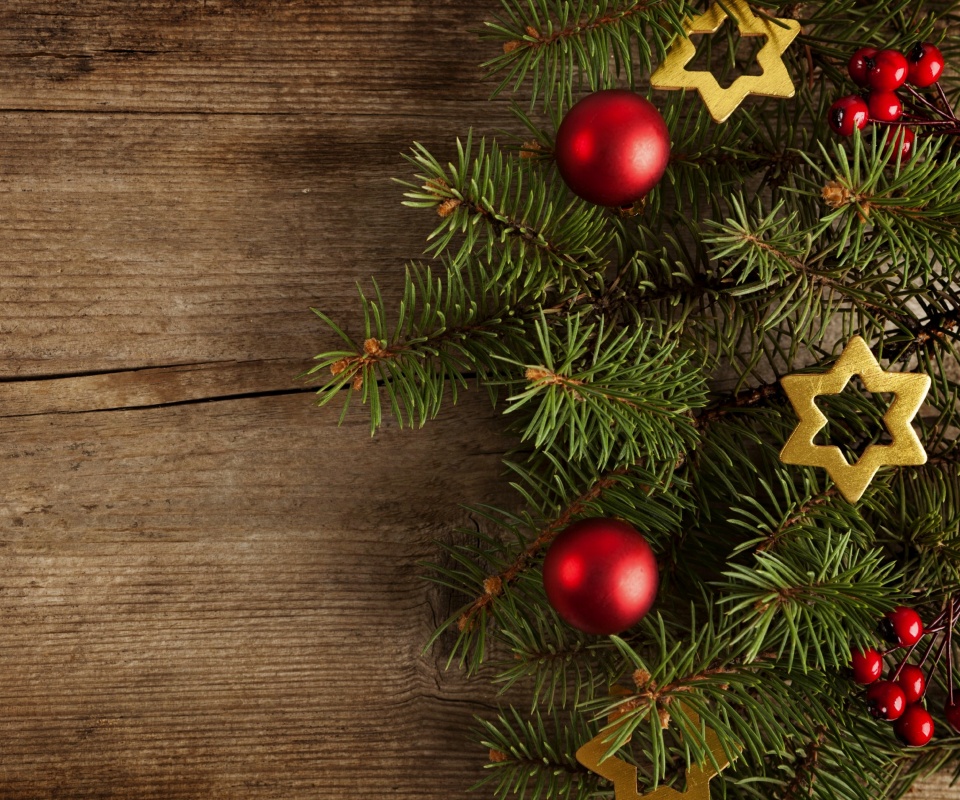 Новогодние игрушки на еловой ветке обои