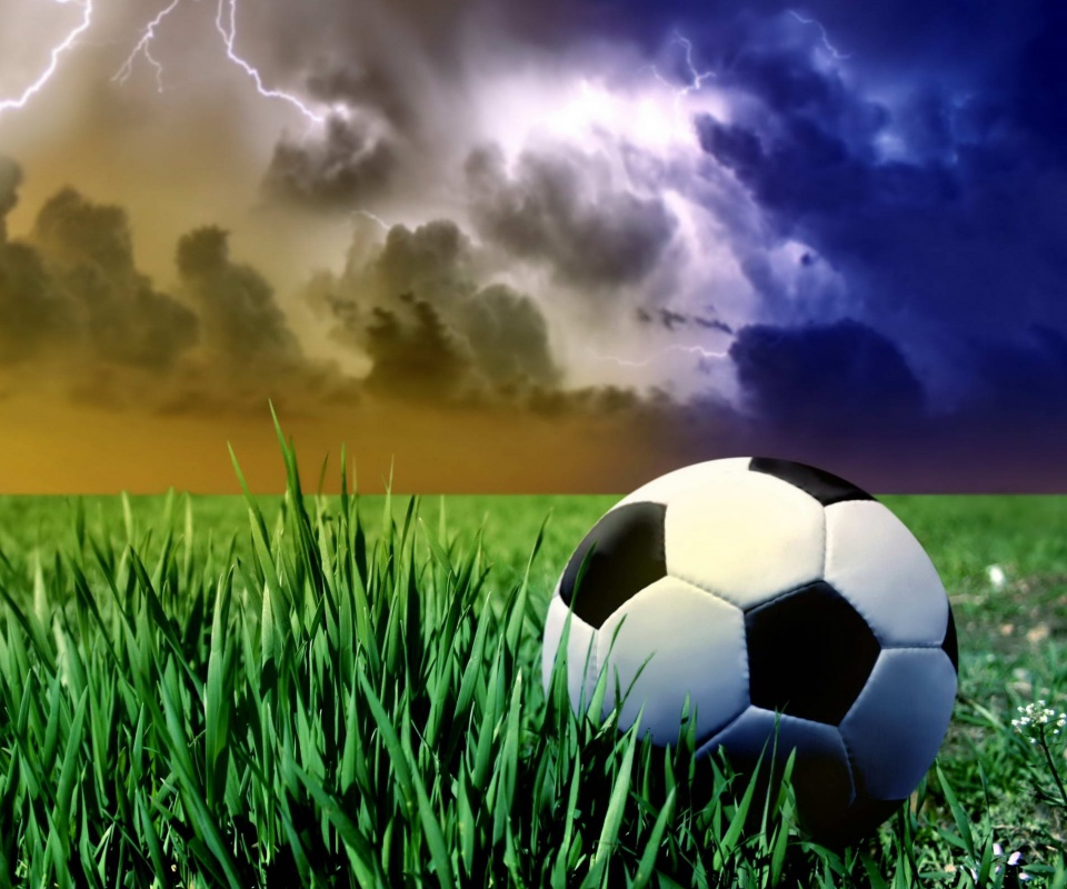 Футбольный мяч на газоне обои