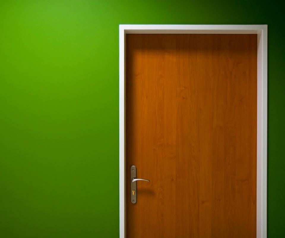 Дверь в стене обои