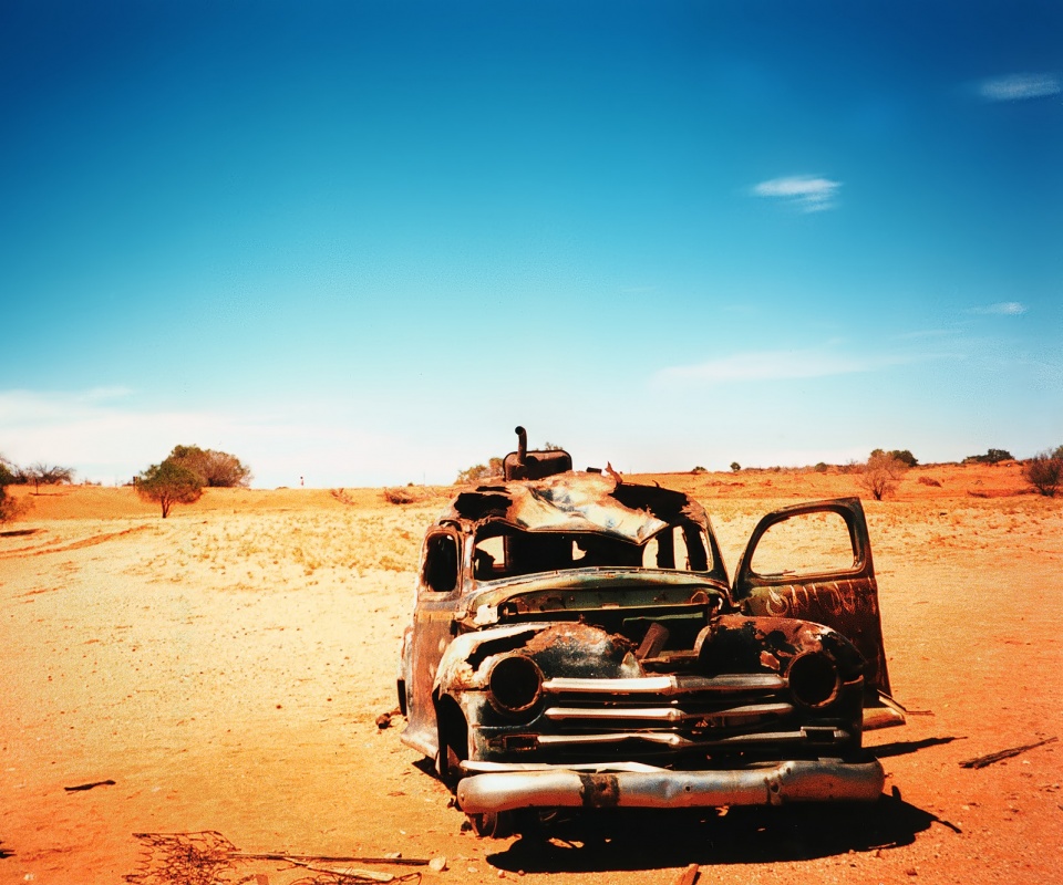 Брошенная в пустыне машина обои