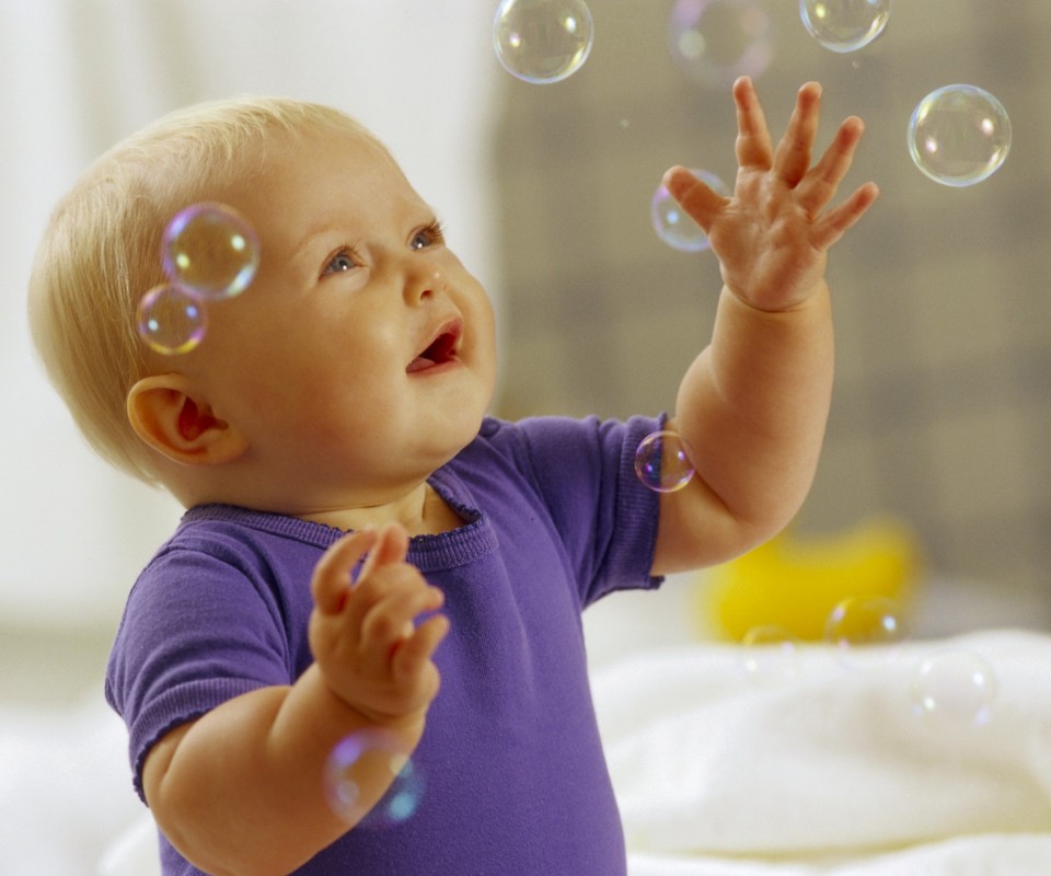 Игра с мыльными пузырями обои