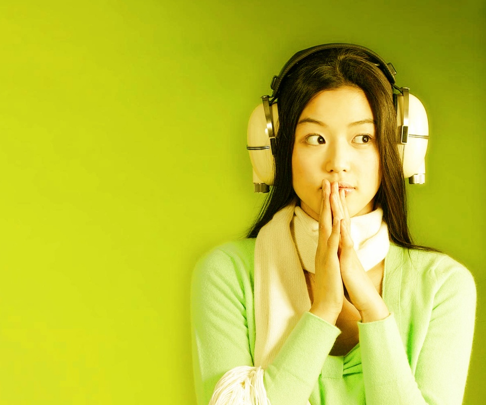 Японка в наушниках обои