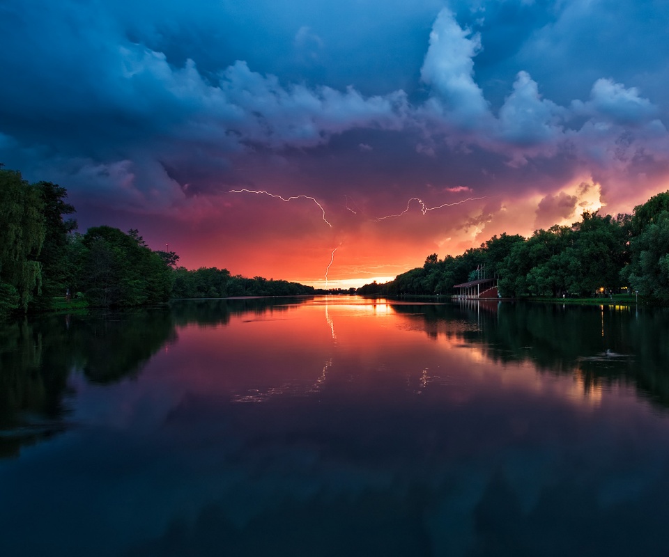 Молнии на фоне заката, стандартные обои mac обои