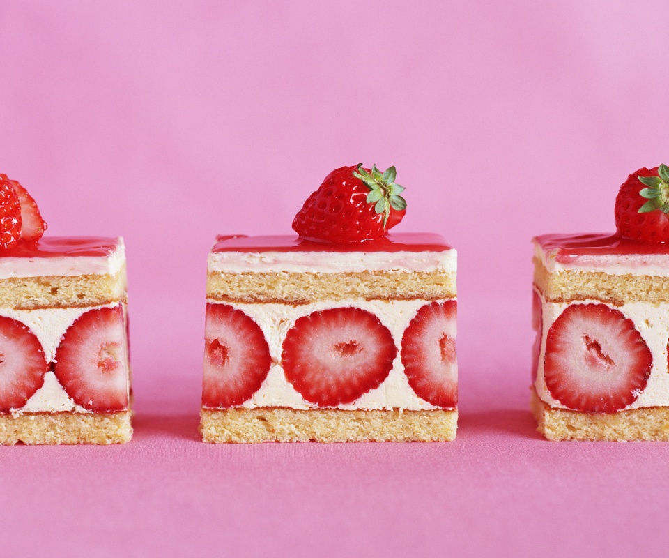 Ломтики клубничного торта обои